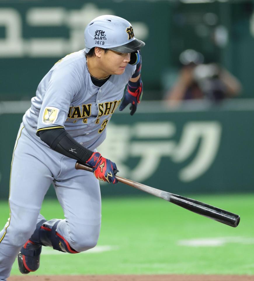 ８回、投ゴロに倒れる大山（撮影・西岡正）