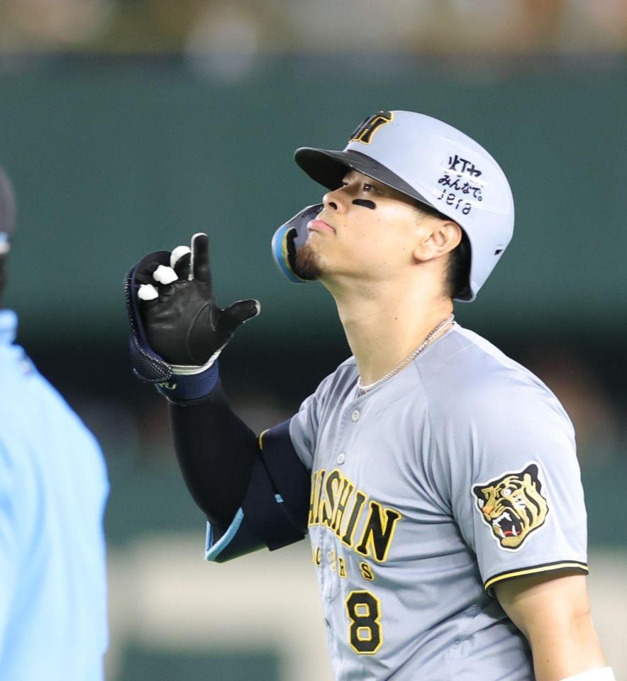 ８回、左飛に凡退し、天を仰ぐ佐藤輝（撮影・西岡正）