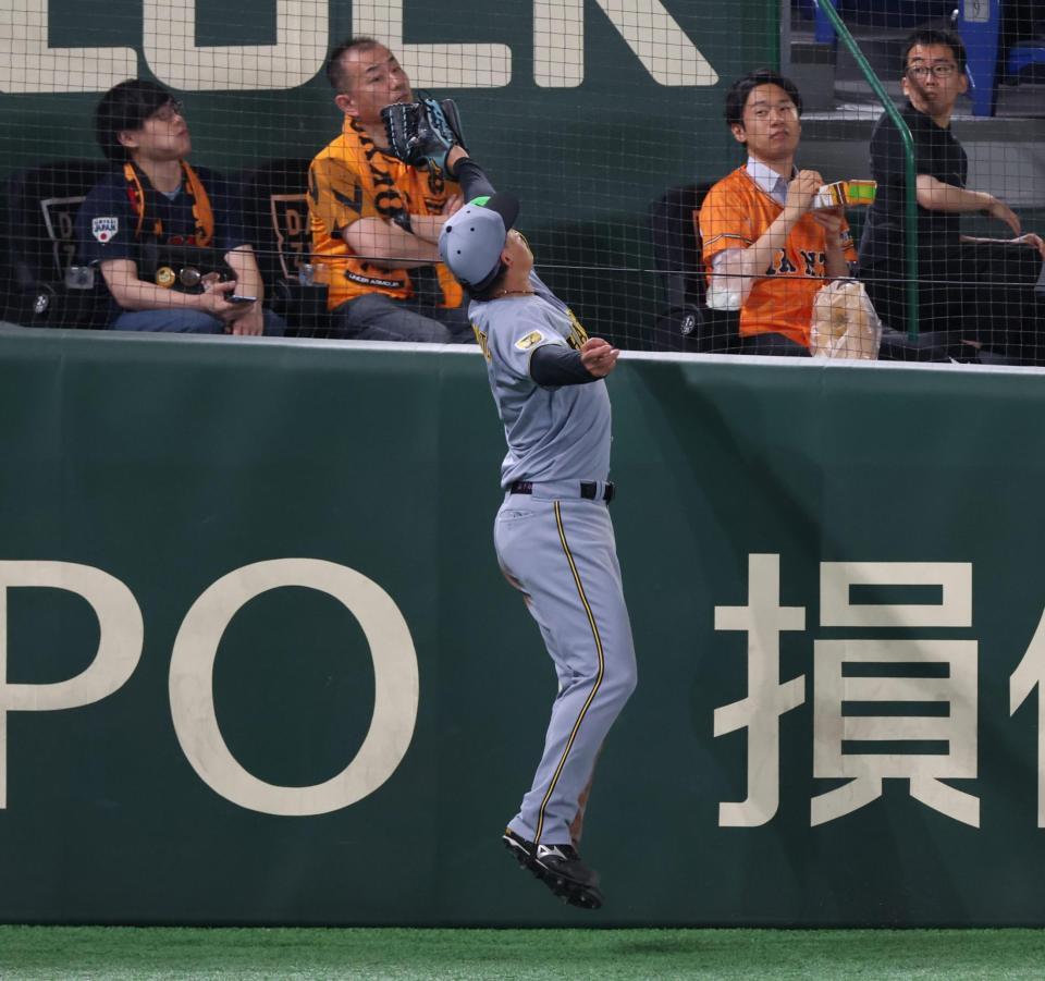 ２回、ダルベックの右邪飛を好捕する森下（撮影・佐々木彰尚）