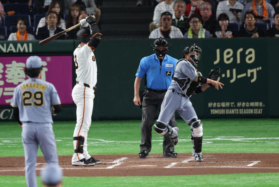 １回、打者・キャベッジの時に三塁に送球する梅野（撮影・佐々木彰尚）