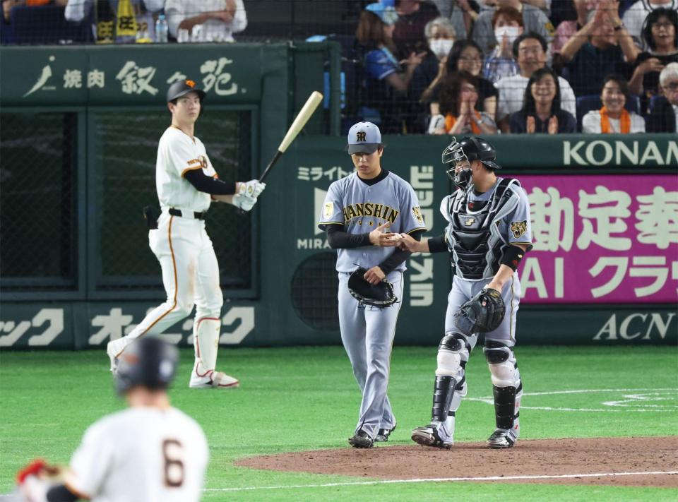 ７回、逆転を許した高橋と梅野のバッテリー（撮影・佐々木彰尚）