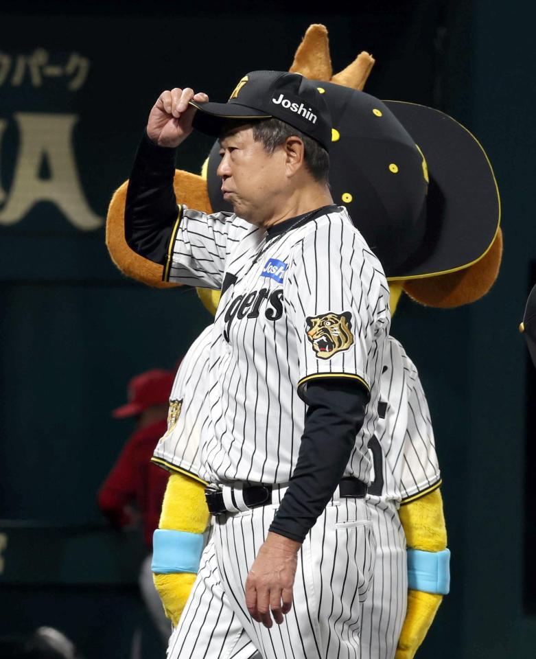 完封負けし、厳しい表情を見せる平田２軍監督（撮影・山口登）