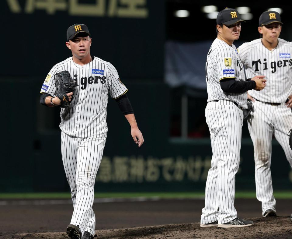 ８回、５失点し降板する桐敷（撮影・山口登）