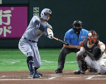 ６回、佐藤輝は左中間に２点適時二塁打を放つ（撮影・佐々木彰尚）