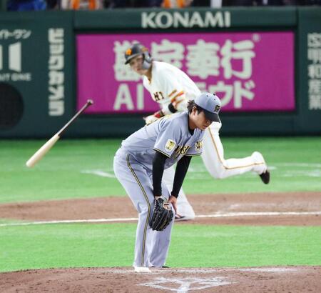 　７回、坂本に逆転二塁打を浴びて、うなだれる高橋（撮影・佐々木彰尚）