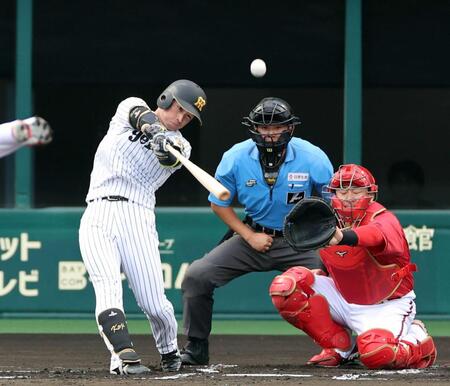 　１回、近本は初球をスイングし中飛に倒れる（撮影・山口登）
