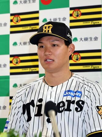 解禁は８日１３時です　月間ＭＶＰを受賞し、会見する阪神・森下翔太＝甲子園（撮影・山口登）