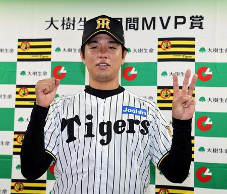 ３カ月連続で月間ＭＶＰを受賞し、写真に納まる阪神・高橋遥人＝甲子園（撮影・山口登）