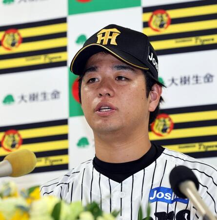 ３カ月連続で月間ＭＶＰを受賞し、会見する阪神・高橋遥人＝甲子園（撮影・山口登）