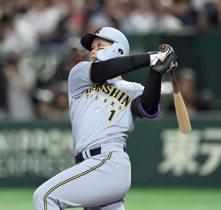 １回、先制ソロを放つ森下（撮影・田中太一）