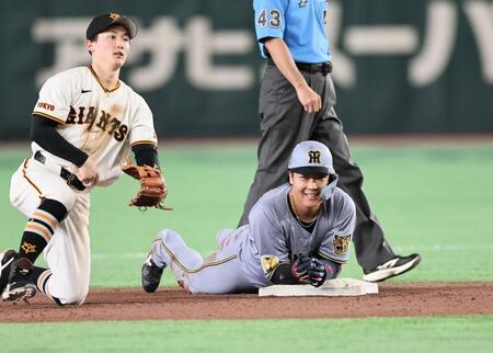 間一髪セーフとなり、笑顔を見せる大山。二塁手は浦田（撮影・田中太一）