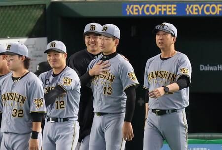勝利をおさめ岩崎に抱きつく才木（撮影・佐々木彰尚）