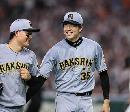 ６回、無失点に抑えた才木は森下と笑いながらベンチへ戻る（撮影・田中太一）