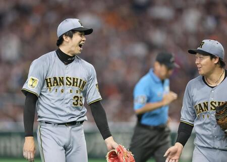 ５回を無失点に抑え、大山（右）と話しながらベンチへ戻る才木（撮影・田中太一）