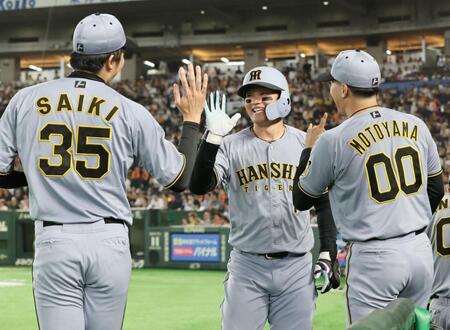 １回、先制ソロを放った森下は才木とタッチを交わす（撮影・田中太一）