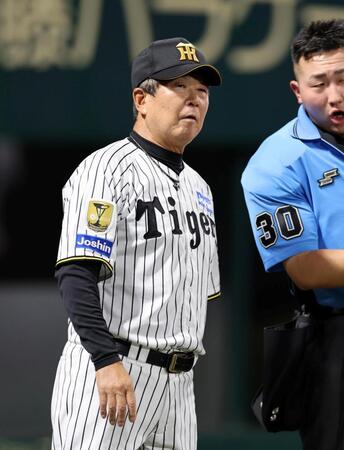 ９回、選手交代を告げる平田２軍監督（撮影・山口登）