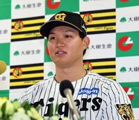 月間ＭＶＰを受賞し、会見する阪神・森下翔太＝甲子園（撮影・山口登）
