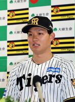 解禁は８日１３時です　月間ＭＶＰを受賞し、会見する阪神・森下翔太＝甲子園（撮影・山口登）