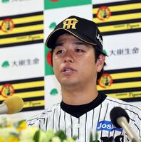 ３カ月連続で月間ＭＶＰを受賞し、会見する阪神・高橋遥人＝甲子園（撮影・山口登）