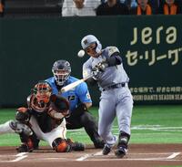 １回、森下は左越えにソロを放つ（撮影・佐々木彰尚）