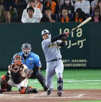 ４回、大山は左翼線に適時二塁打を放つ（撮影・佐々木彰尚）