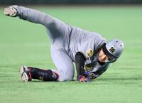 ４回、適時打を放った大山は三塁へ進もうとして転倒（撮影・田中太一）