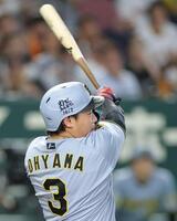 ４回、左翼線に適時二塁打を放つ大山（撮影・西岡正）