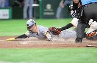 ４回、大山の適時二塁打で生還する佐藤輝（撮影・西岡正）