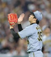 ５回、キャベッジを右飛に打ち取ってピンチを脱し、グラブをたたく才木（撮影・西岡正）
