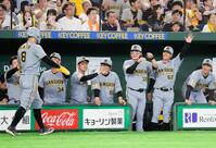 ４回、大山の適時二塁打で生還した佐藤（手前）を迎える阪神ナイン