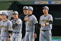 勝利をおさめ岩崎に抱きつく才木（撮影・佐々木彰尚）