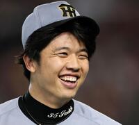 ６回、巨人打線を三者凡退に抑えた才木は満面の笑み（撮影・田中太一）