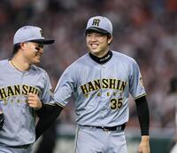 ６回、無失点に抑えた才木は森下と笑いながらベンチへ戻る（撮影・田中太一）