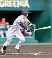 １回、遊ゴロに倒れる近本（撮影・山口登）