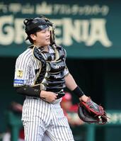 ３回、伏見は一塁走者の岸本が盗塁し二塁へ送球するも盗塁を許す（撮影・山口登）
