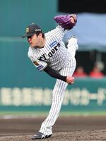 ４回、力投する小川（撮影・山口登）