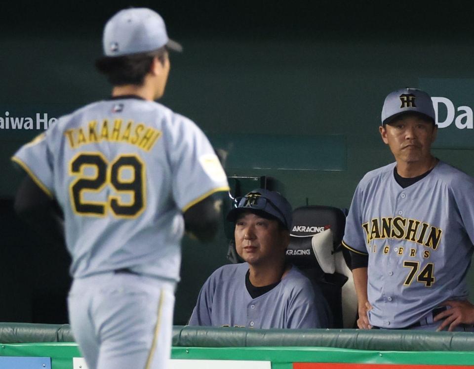７回、途中降板する高橋と厳しい表情の藤川監督（撮影・佐々木彰尚）