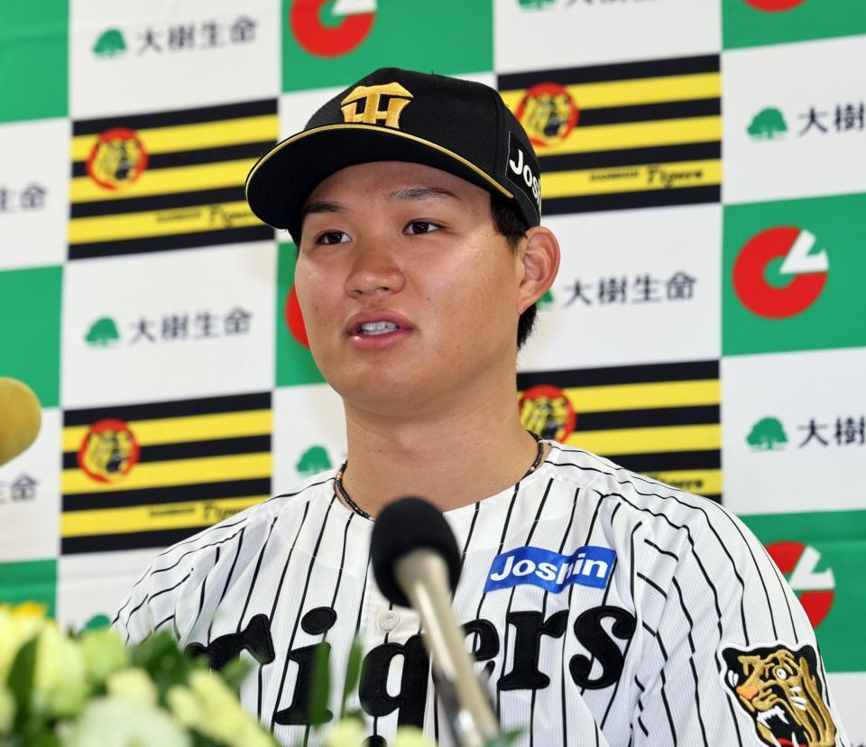 月間ＭＶＰを受賞し、会見する阪神・森下翔太＝甲子園（撮影・山口登）