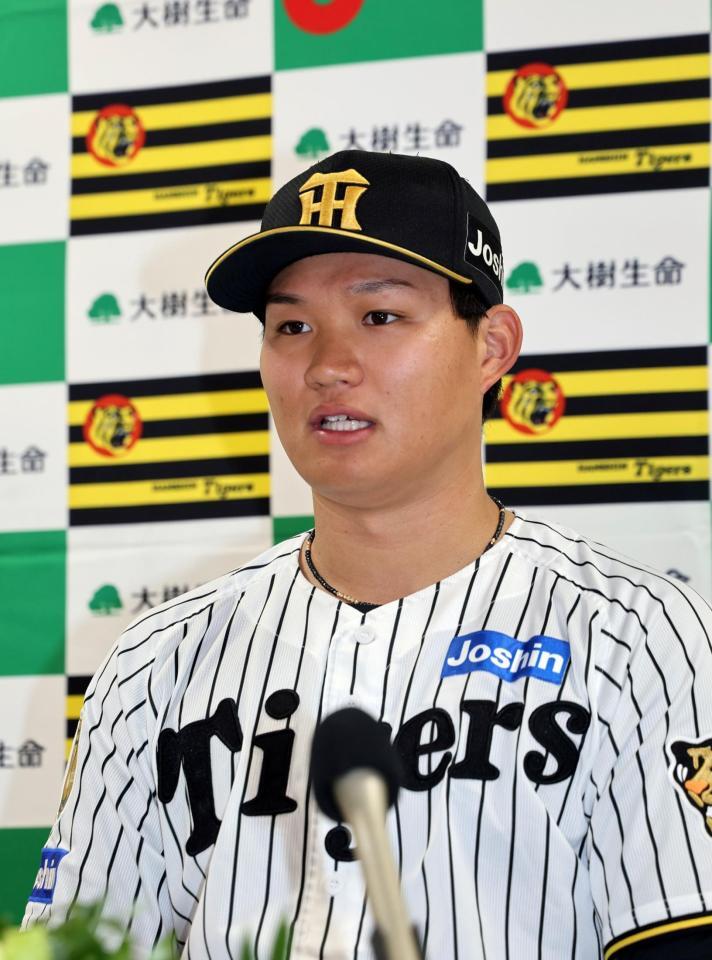 解禁は８日１３時です　月間ＭＶＰを受賞し、会見する阪神・森下翔太＝甲子園（撮影・山口登）