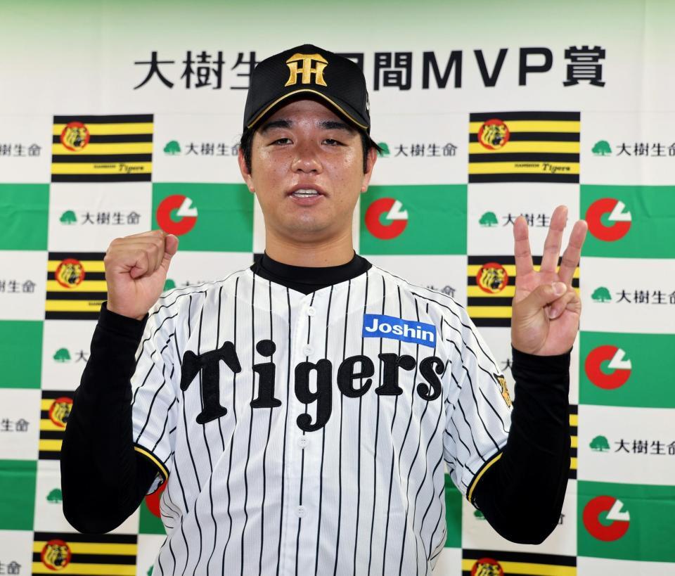 ３カ月連続で月間ＭＶＰを受賞し、写真に納まる阪神・高橋遥人＝甲子園（撮影・山口登）