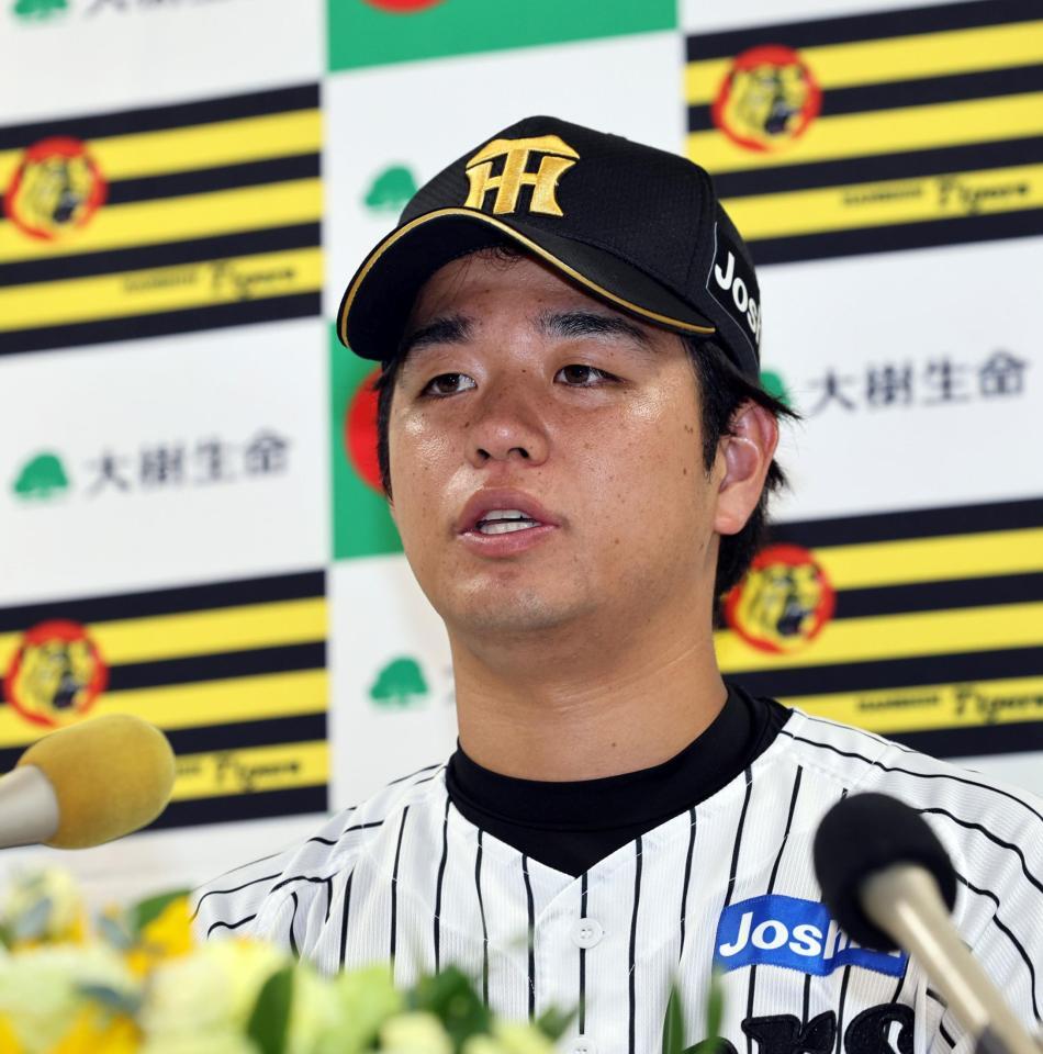 ３カ月連続で月間ＭＶＰを受賞し、会見する阪神・高橋遥人＝甲子園（撮影・山口登）