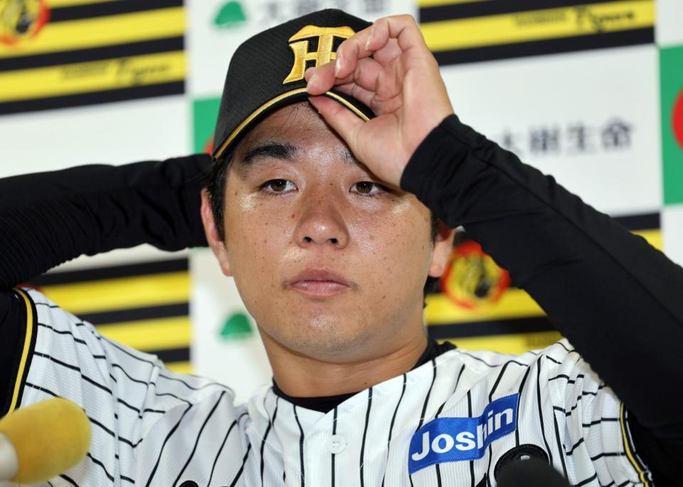 ３カ月連続で月間ＭＶＰを受賞し、会見する阪神・高橋遥人＝甲子園（撮影・山口登）