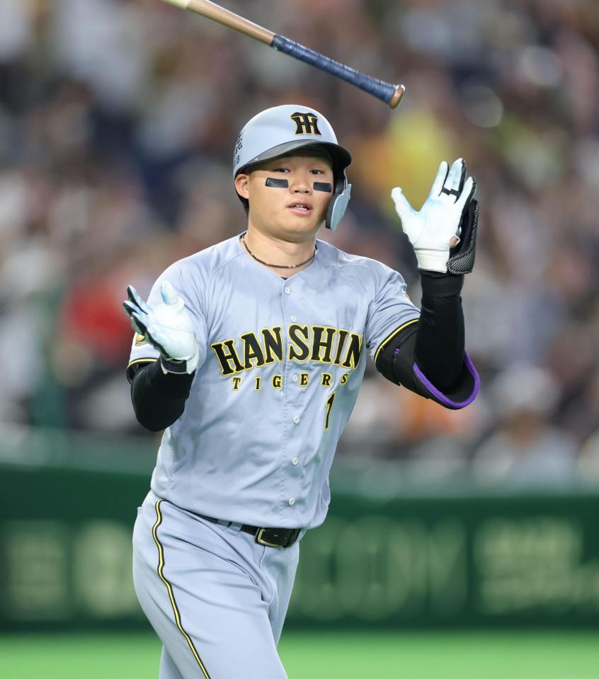 １回、左越えに先制ソロを放ち、バットを投げる森下（撮影・西岡正）