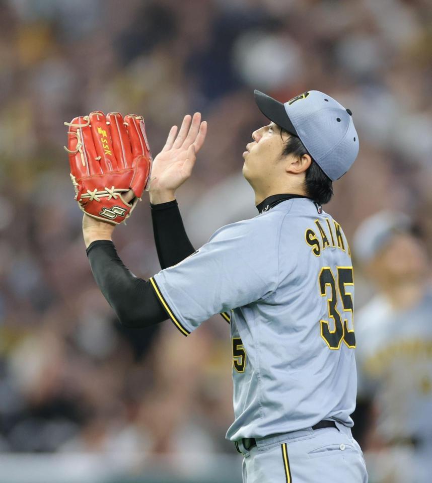 ５回、キャベッジを右飛に打ち取ってピンチを脱し、グラブをたたく才木（撮影・西岡正）
