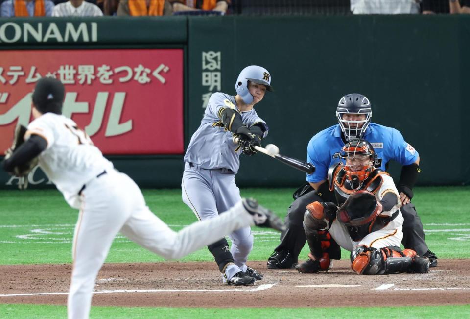 ６回、中野は右前打を放つ（撮影・佐々木彰尚）