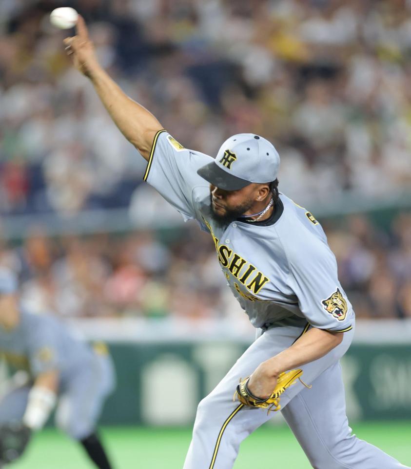 ９回に登板し力投するドリス（撮影・西岡正）