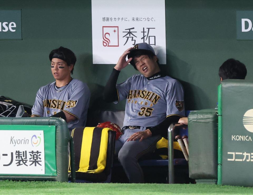 ７回終了時、ベンチで一息をつく才木（撮影・佐々木彰尚）