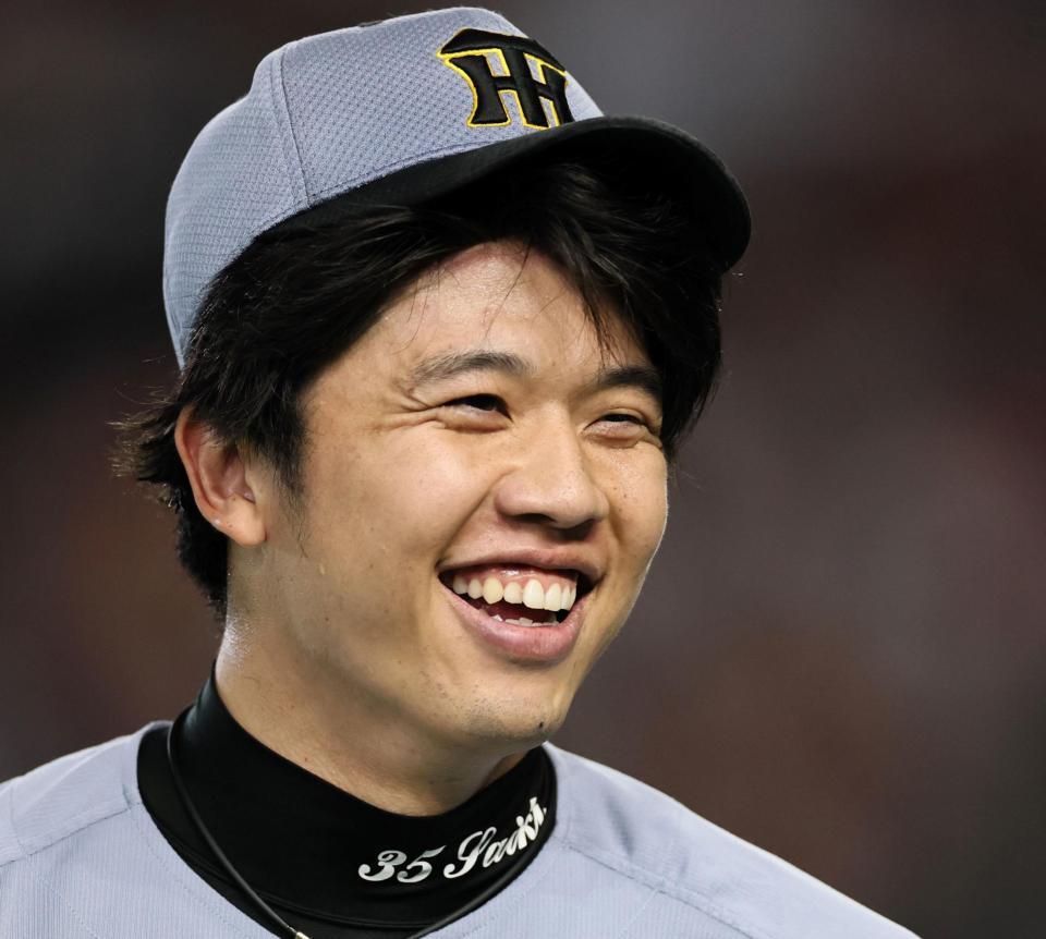 ６回、巨人打線を三者凡退に抑えた才木は満面の笑み（撮影・田中太一）