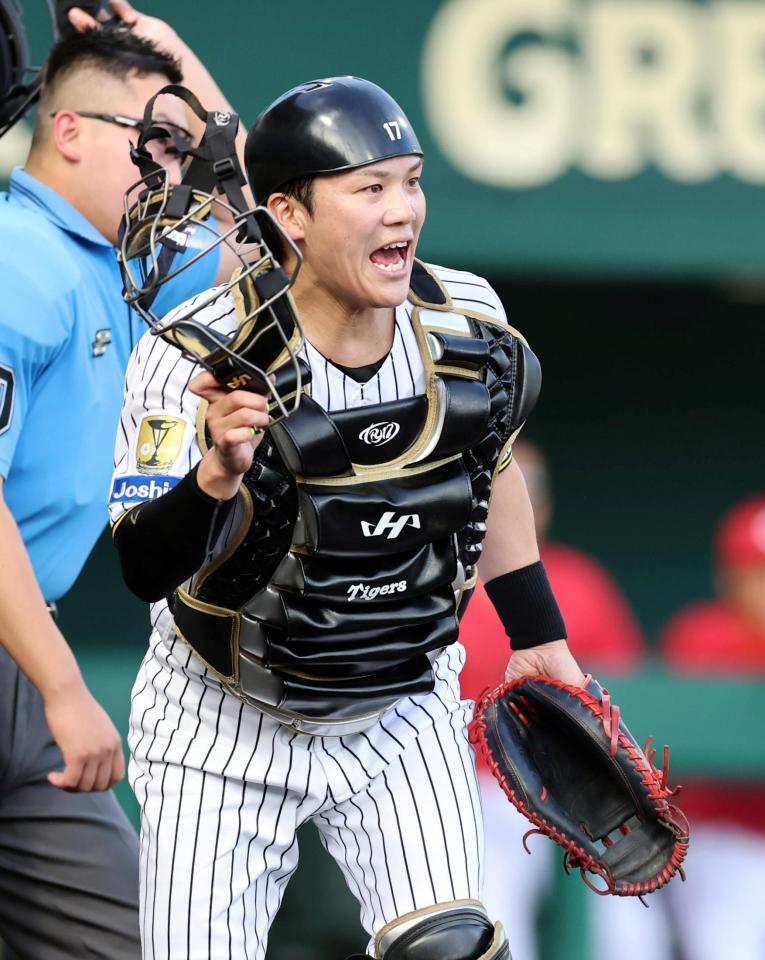 １回、野手に指示を出す伏見（撮影・山口登）