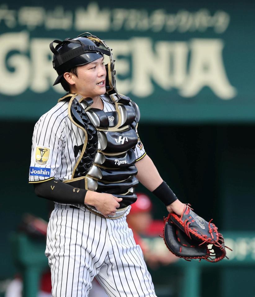 ３回、伏見は一塁走者の岸本が盗塁し二塁へ送球するも盗塁を許す（撮影・山口登）